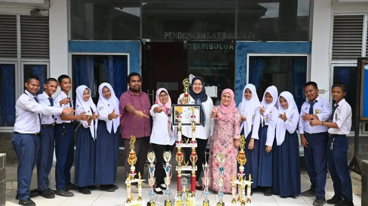 SMPN 1 Sibolga Raih Juara 3 Umum Marching Band Tingkat Provinsi