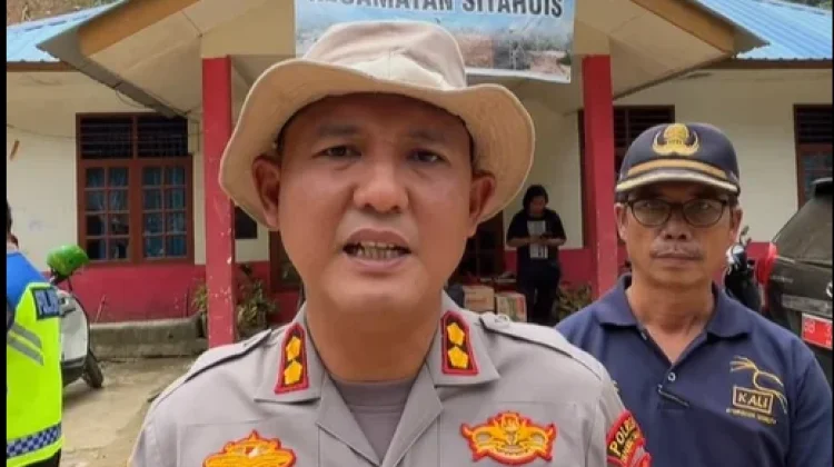 Kapolres Tapteng Tinjau Lokasi Longsor dan Banjir di Sitahuis