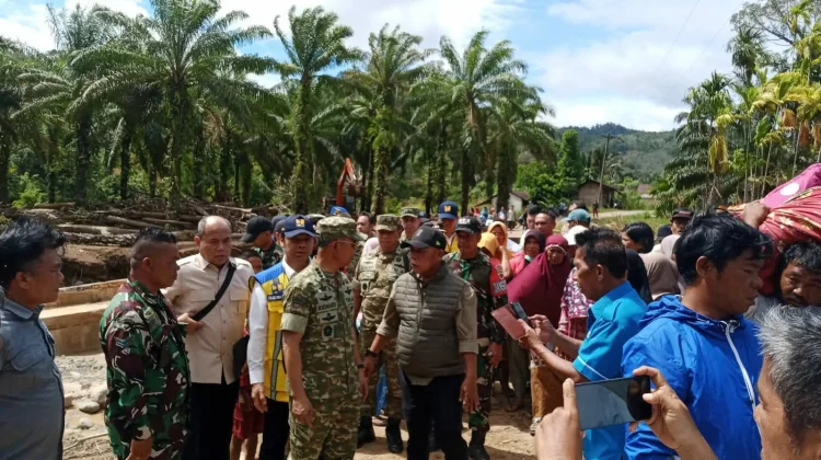Menteri PU dan Kasum TNI Tinjau Lokasi Bencana di Tapteng