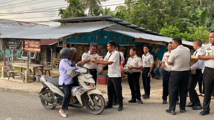 Lapas Kelas IIA Sibolga Bagikan Takjil Ramadan Kepada Masyarakat