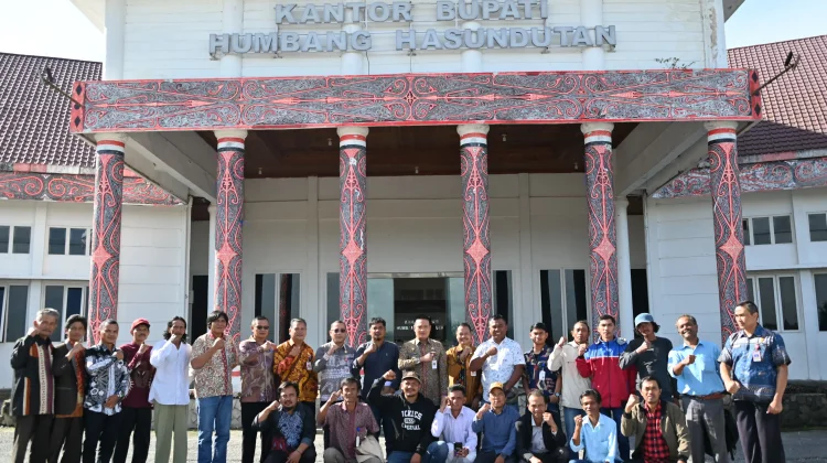 Bupati Humbang Terima Audiensi FKMPLS Panitia Festival Paduan Suara Antar Gereja