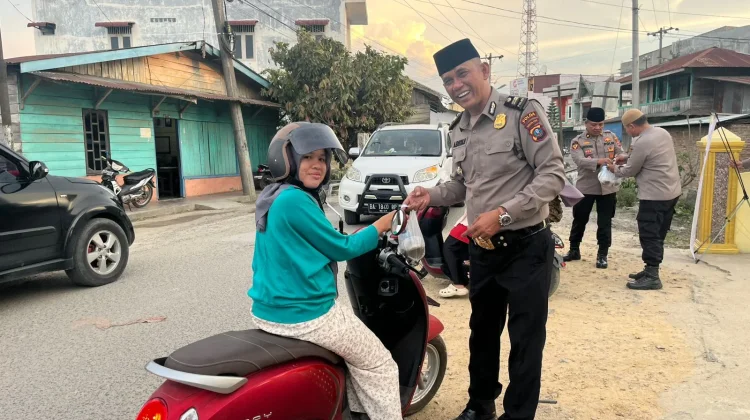 Polres Toba Bagikan Takjil Gratis kepada Pengguna Jalan