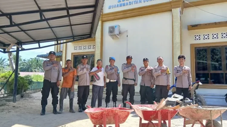Polsek Sorkam Gelar Gotong Royong Bersihkan Masjid