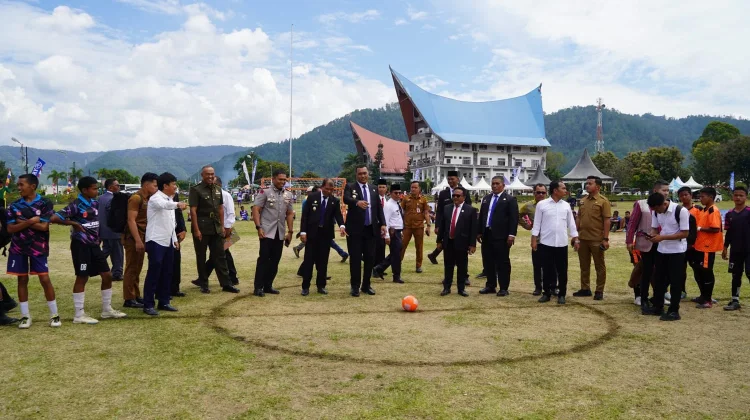 Bupati Buka Pertandingan Futsal pada HUT ke-27 Kabupaten Toba