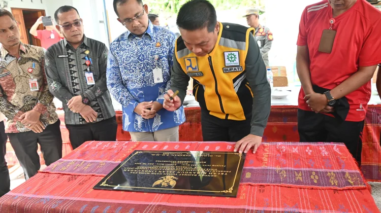 Bupati Humbahas Resmikan Jalan dan Peneng Rumah PPKT di Desa Baktiraja