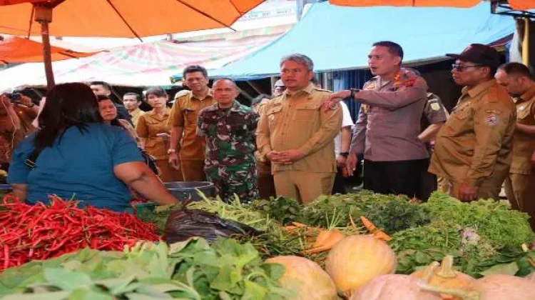 Wakil Bupati Taput Tinjau Gerakan Pangan Murah