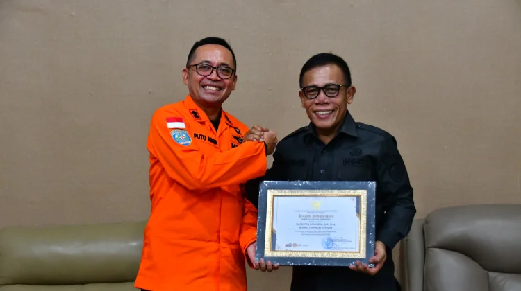 Bupati Tapteng Terima Penghargaan Basarnas
