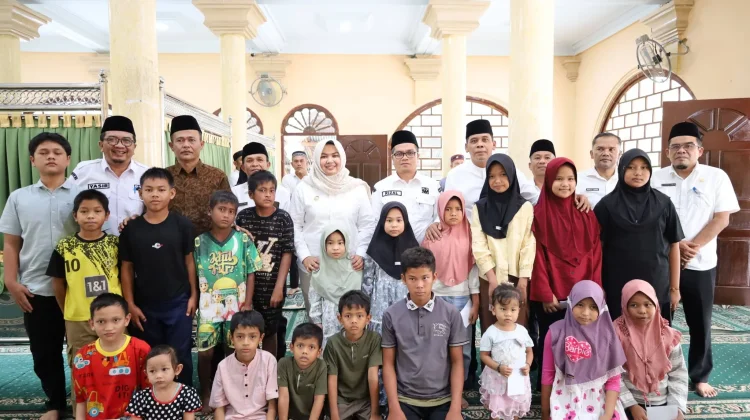 Wabup Atika Salurkan Santunan Anak Yatim di Tambangan