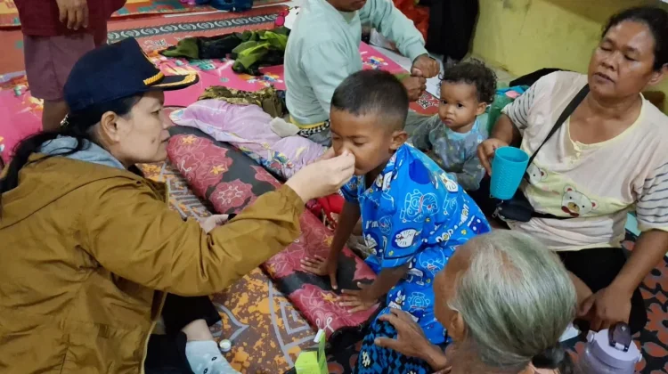 Dinkes Tapteng Layani Pengungsi Banjir Susulan Bonalumban