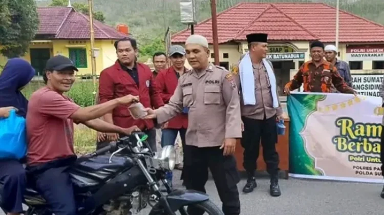 Polsek Batunadua Berbagi Takjil kepada Pengguna Jalan