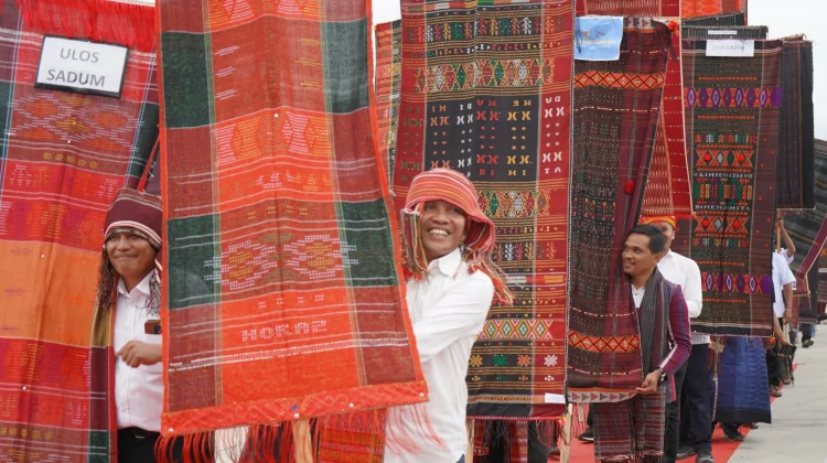 Defile Meriahkan Puncak Perayaan HUT ke-27 Kabupaten Toba di Balige