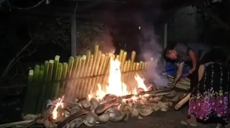 Tradisi Mangalomang atau Malamang Sambut Lebaran