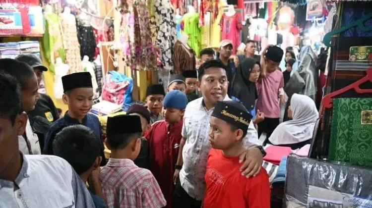Walikota Sibolga Berbagi Rasa Ajak Anak Yatim Berbelanja