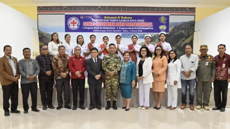 Bupati Humbang Hasundutan Hadiri Capping Day STIKes Kesehatan Baru Doloksanggul
