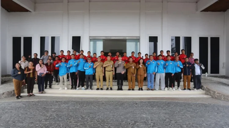 Bupati Humbahas dan Kapolres lepas tim SMAN 1 Doloksanggul ke turnamen Singapura