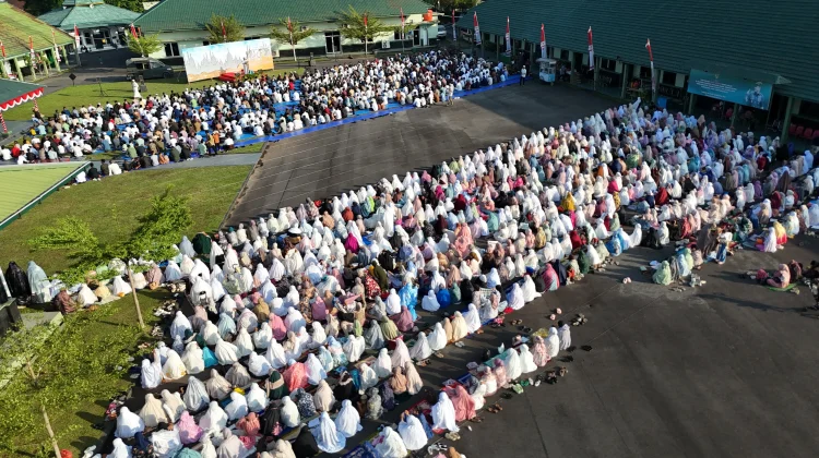 Salat Idul Fitri, Ribuan Warga Padati Makorem 023/KS