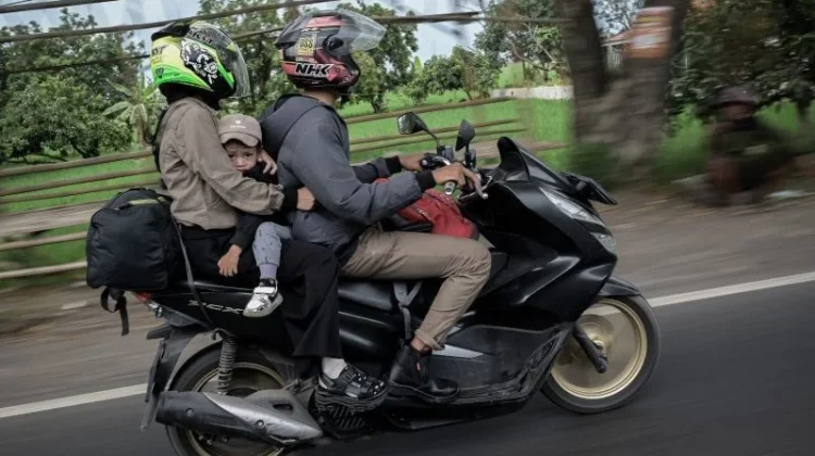 Naik Motor Aman Membawa Anak saat Arus Balik
