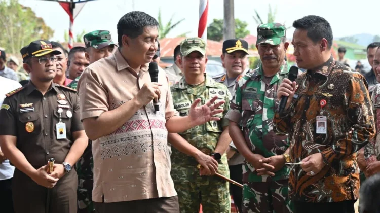 Mendagri Bersama Menteri PKP Tinjau Program BSPS di Humbang Hasundutan