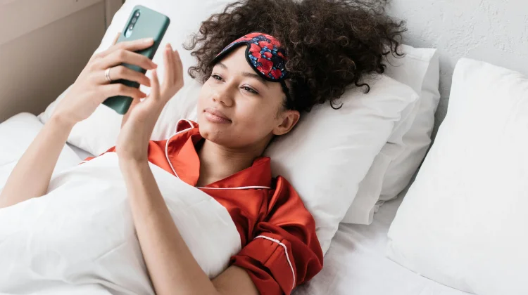 Pola Tidur Berantakan akibat Bermain handphone