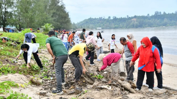 Pemkab Tapteng Lakukan Bersih Pantai
