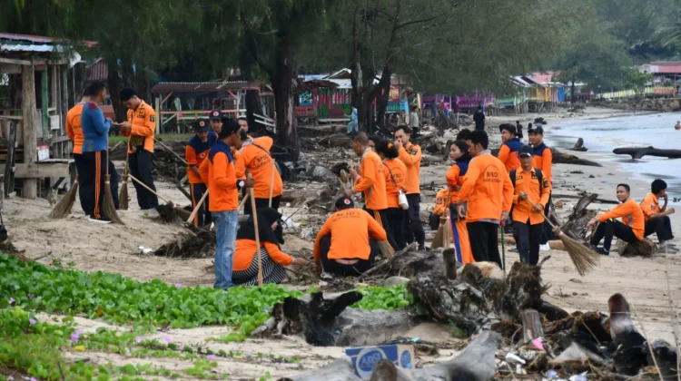 Aksi Pemkab Tapteng Bersihkan Pantai Dukung Gerakan Asri