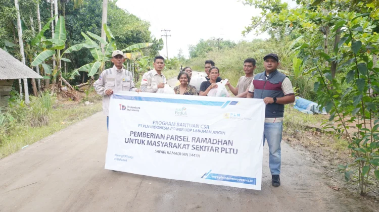 PLTU Labuhan Angin Bagi Parsel Lebaran untuk Masyarakat