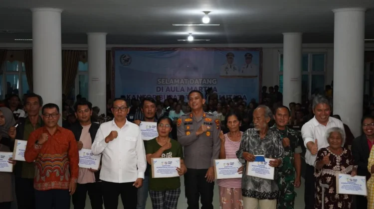Pemkab Taput Salurkan Bantuan Kemensos bagi Korban Bencana