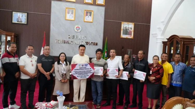 Bupati Humbahas Salurkan Bansos untuk 202 KK Korban Bencana