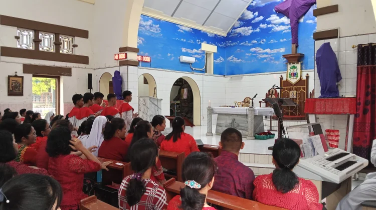Misa Jumat Agung di Katedral St Theresia Sibolga