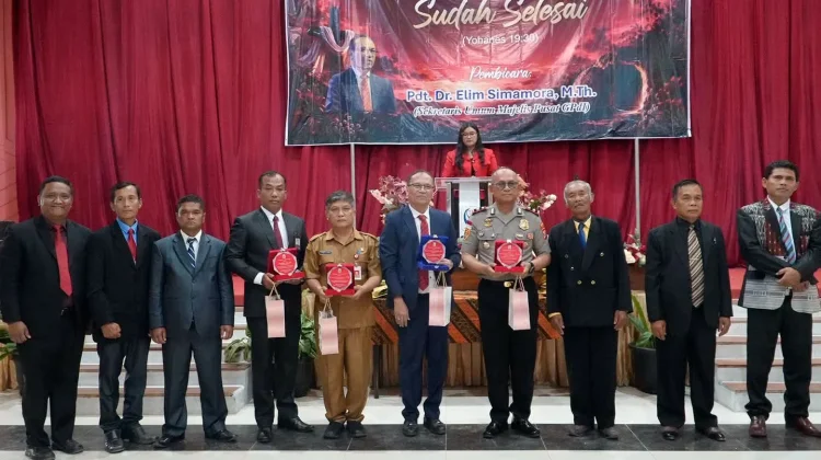Bupati Ikuti Ibadah Paskah Bersama GPdI Humbang Hasundutan