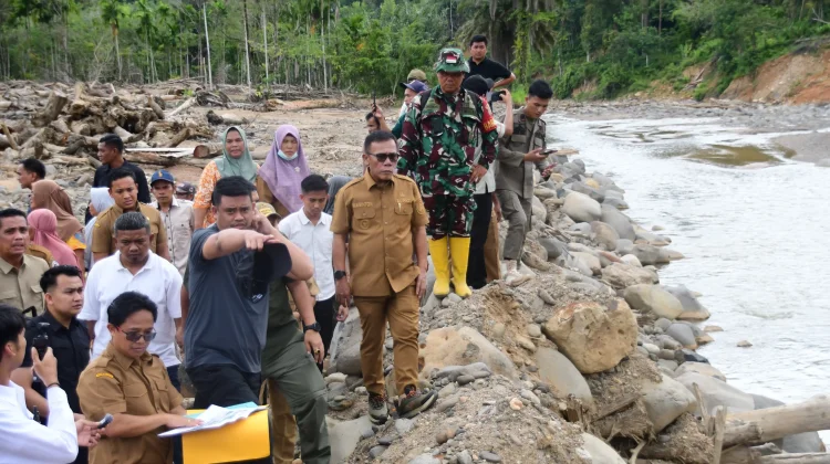 Gubsu dan Bupati Tapteng Tinjau Pembangunan Tanggul Sungai Badiri