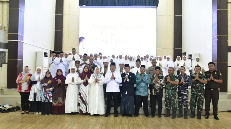 Wakil Bupati Tapteng Tepung Tawari 55 orang Calon Haji