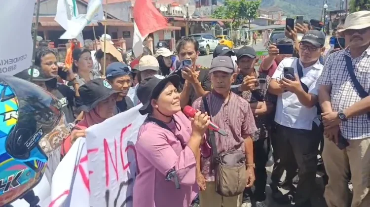 Unjuk Rasa Warga Soal Bantuan Pascabencana Tapteng