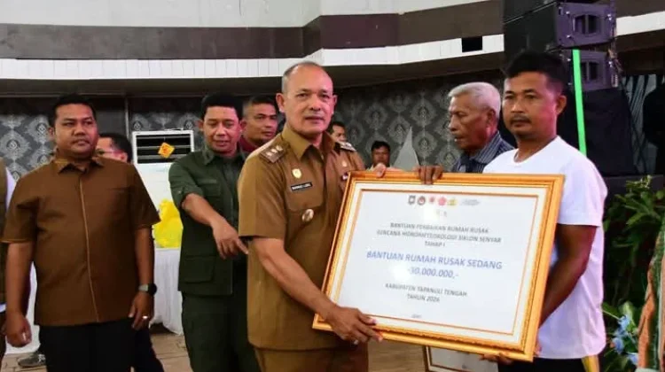 Ribuan Warga Tapteng dapat Bantuan Perbaikan Rumah