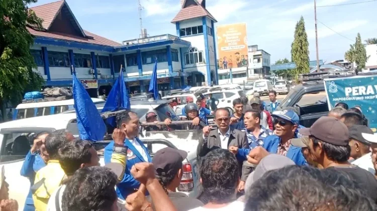 Hari Buruh, GAMKI dan N-HKBP Bagi Sembako di Terminal