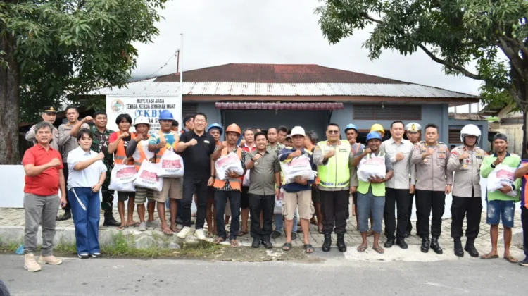 Hari Buruh, Pemko dan Polres Sibolga Bagikan Bantuan