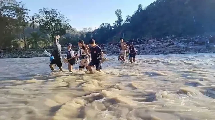 Pelajar Tapteng Bertaruh Nyawa Seberangi Sungai Deras