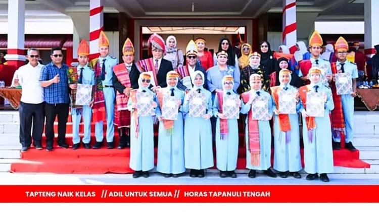 Bupati Tapteng Serahkan Penghargaan Kepada Kepsek dan Siswa Berprestasi
