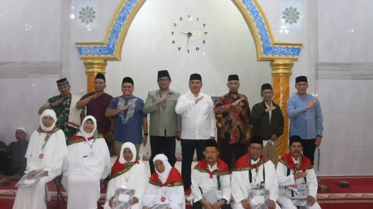 Pemkab Tapanuli Utara Lepas Keberangkatan 7 Calon Haji, Harapkan Kembali Tetap Seh