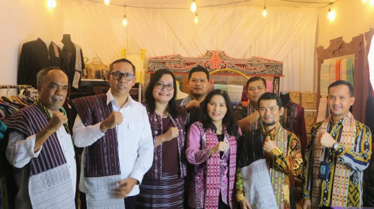 Bupati Tapanuli Utara Pimpin Evaluasi Dokumen IG Tenun Ulos Ragidup Silindung