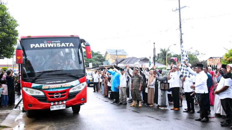 Bupati Tapteng Berangkatkan 55 Calhaj