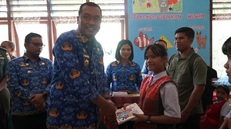 Warga Menikmati Pelayanan Melalui Program "BuKa Desa"