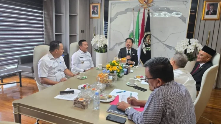 Bupati Madina Bahas Pembukaan Jalur Udara Bersama Lion Air