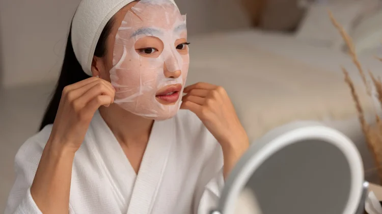 Memakai Sleeping Mask di Malam Hari, Glowing di Pagi Hari