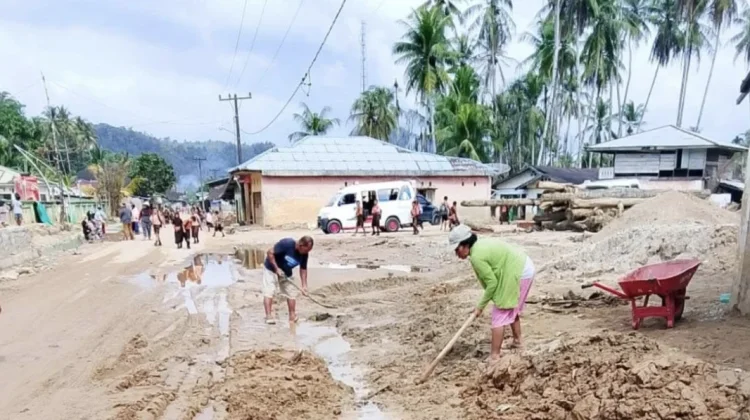 Plh Camat Tukka Pantau Pembangunan Tanggul Sungai Hutanabolon