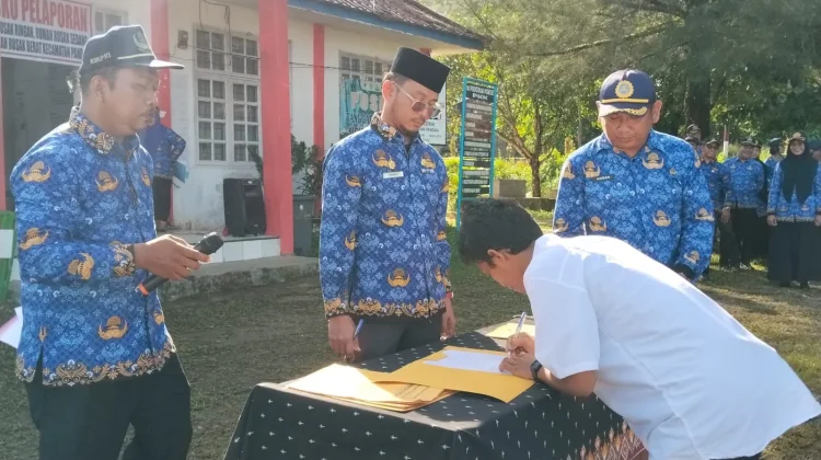 Aparatur Kecamatan Pandan Tapteng Tandatangani Pakta Integritas