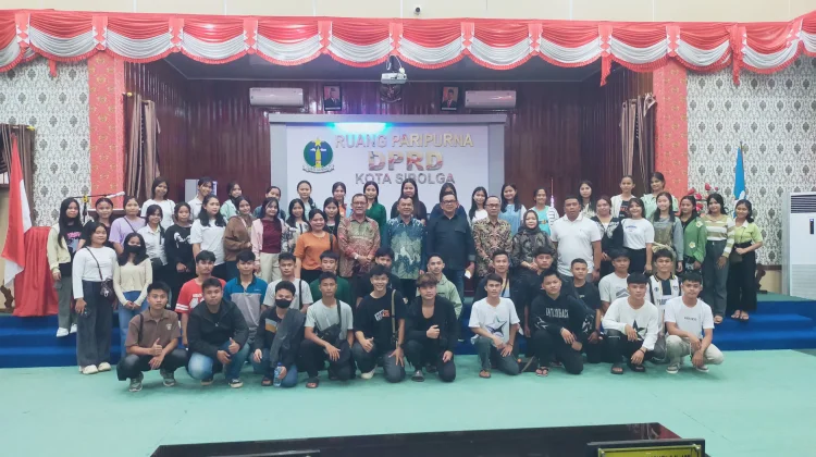 Calon Mahasiswa Asal Nias Disambut di DPRD Sibolga