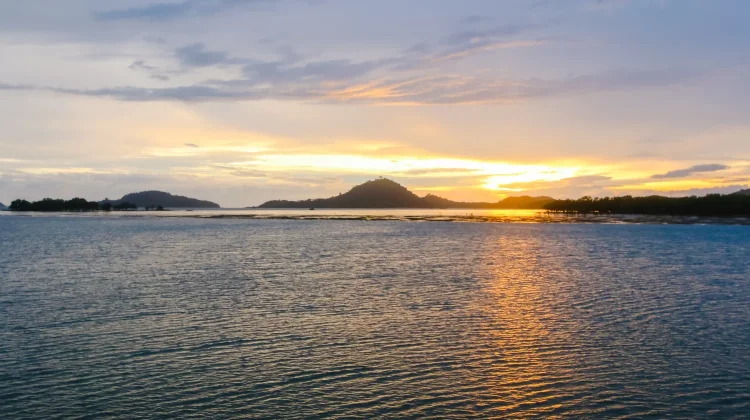 Sunset Danau Memikat Pecinta Fotografi