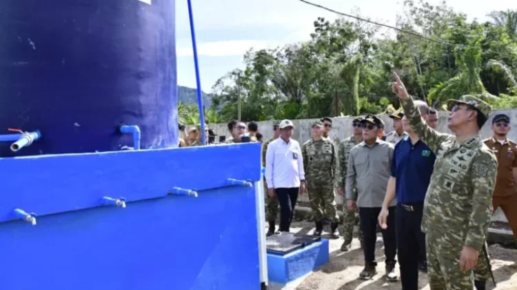 KASUM TNI Serahkan Bantuan Air Bersih Huntara
