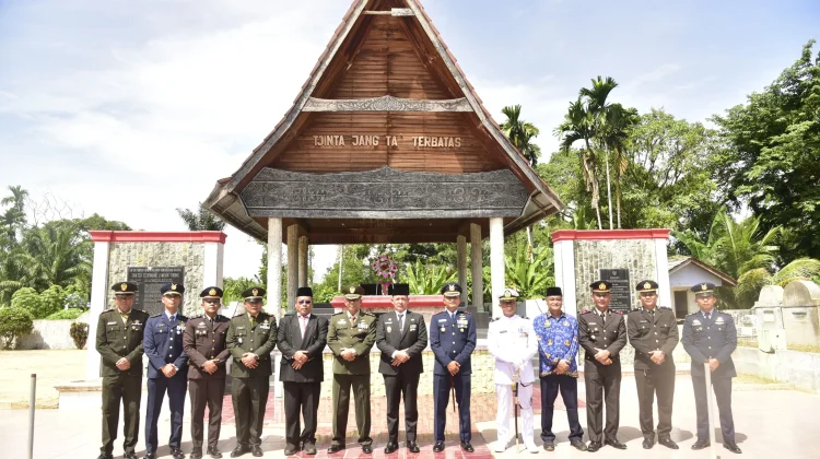 Wabup Tapteng Irup Ziarah di Makam Pahlawan Nasional Ferdinand Lumbantobing